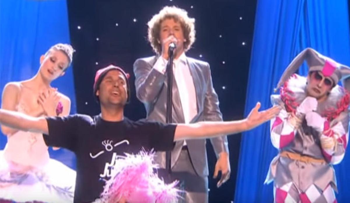 Un espontáneo boicotea la actuación de España.