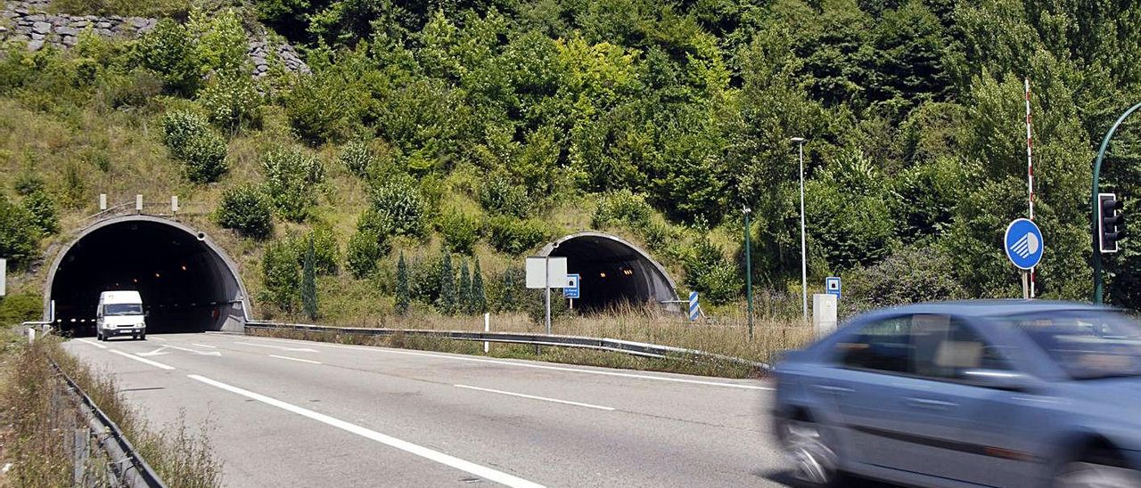 Los túneles del Padrún, en la vertiente mierense de la infraestructura.