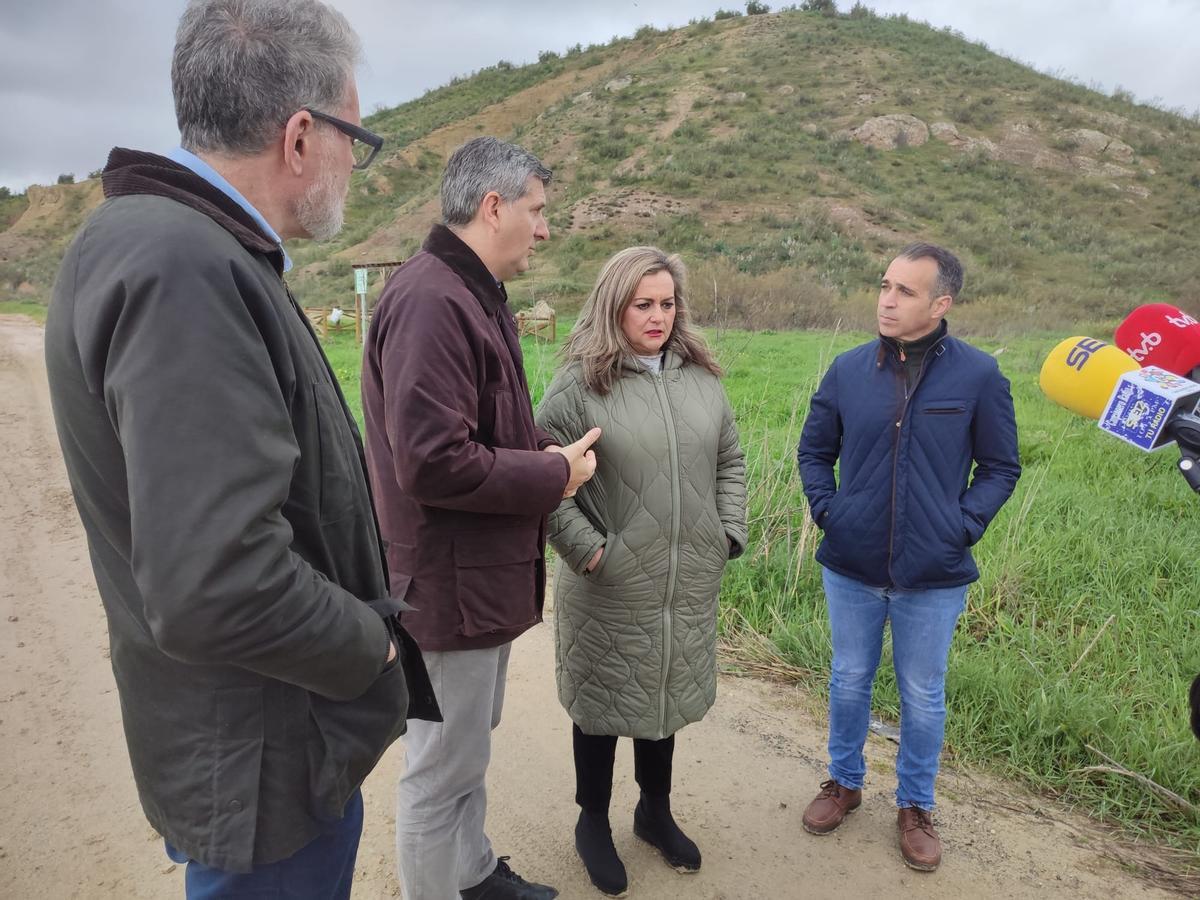 El delegado de Agricultura ha visitado las zonas afectadas acompañado por la alcaldesa de Baena.
