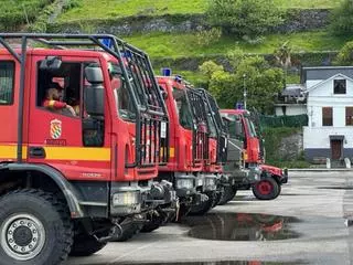 En imágenes: la llegada de la Unidad Millitar de Emergencias (UME) al polideportivo de Luarca
