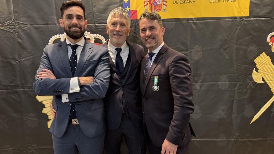 El alcalde de Zuheros, Juanma Poyato, obtiene la cruz al mérito de la Guardia Civil