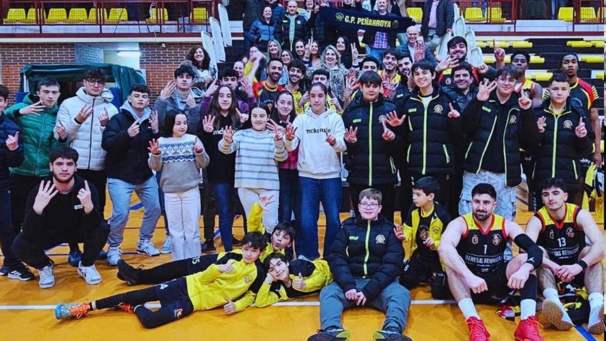 El Peñarroya celebra la victoria sobre el San Fernando junto a su afición.