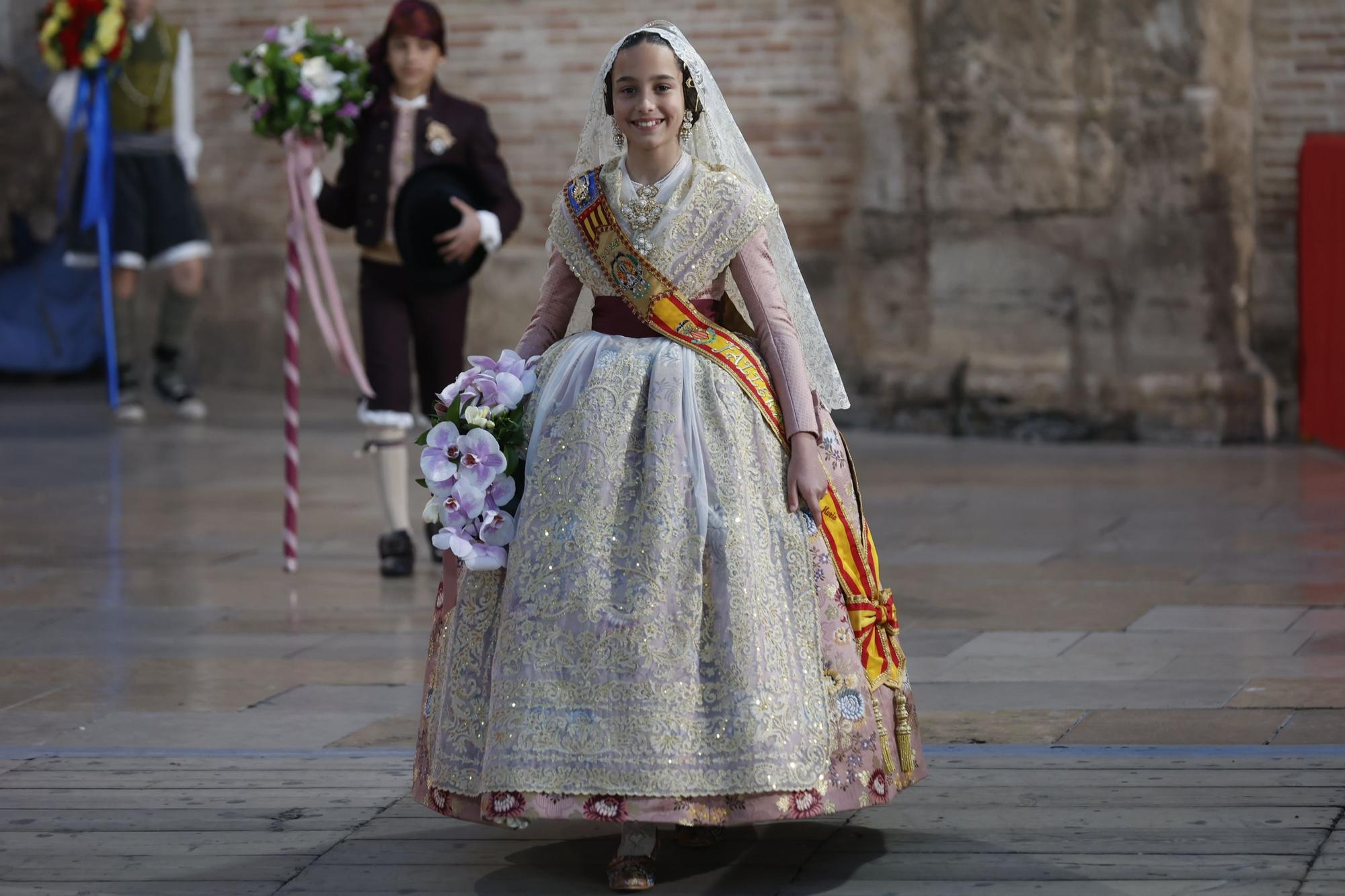 Ofrenda 2023 | Falleras Mayores e Infantiles de comisiones del 17 de Marzo (I)