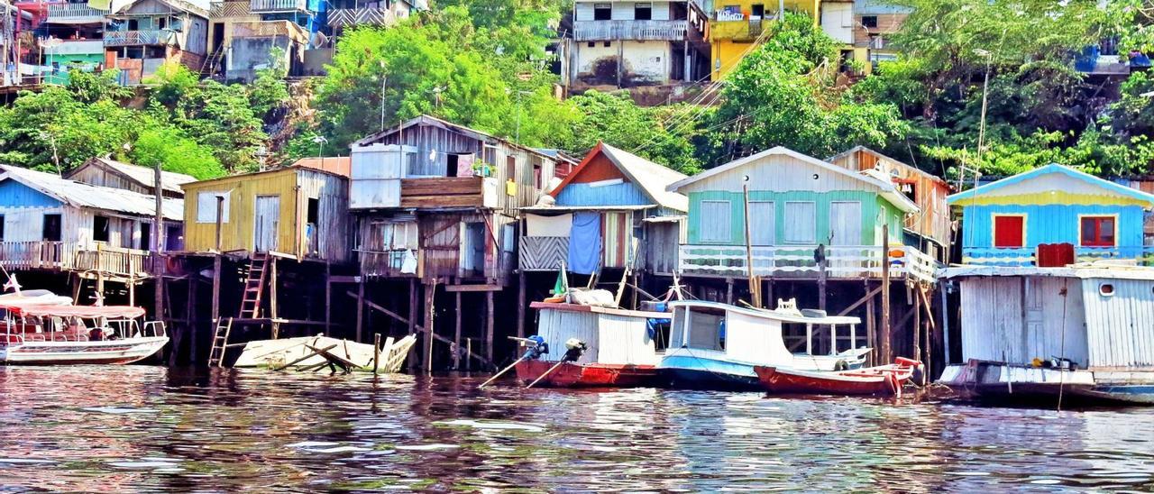 Vista dun barrio de Manaus, á beira do Amazonas.