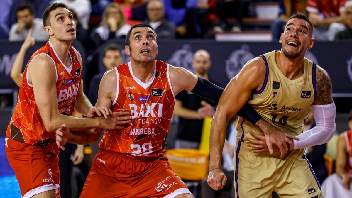 Willy Hernangómez fights for a rebound with Pierre Oriola and Álex Reyes