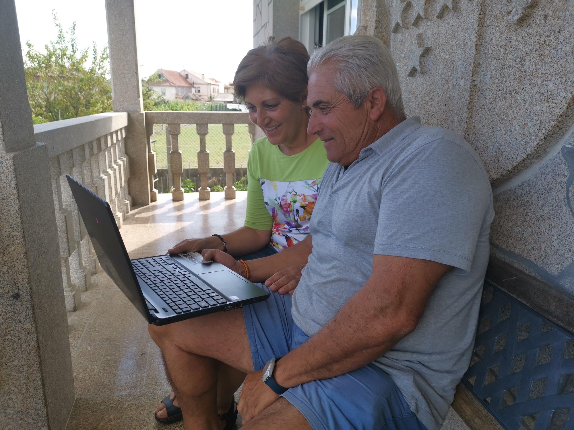 Los padres de Teresa Portela, en Aldán, siguen una de sus competiciones por internet
