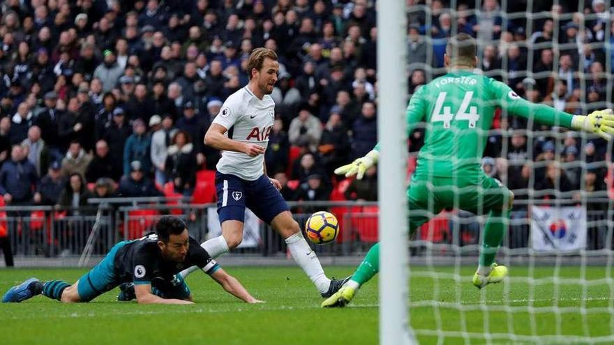 Kane remata en la jugada de uno de los tres goles que ayer le marcó al Southampton.