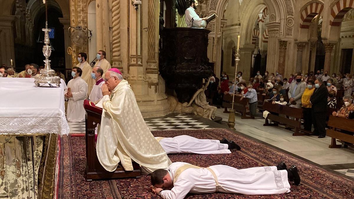 Los dos nuevos sacerdotes cantan las &#039;Letanías&#039; en la Catedral de Córdoba.