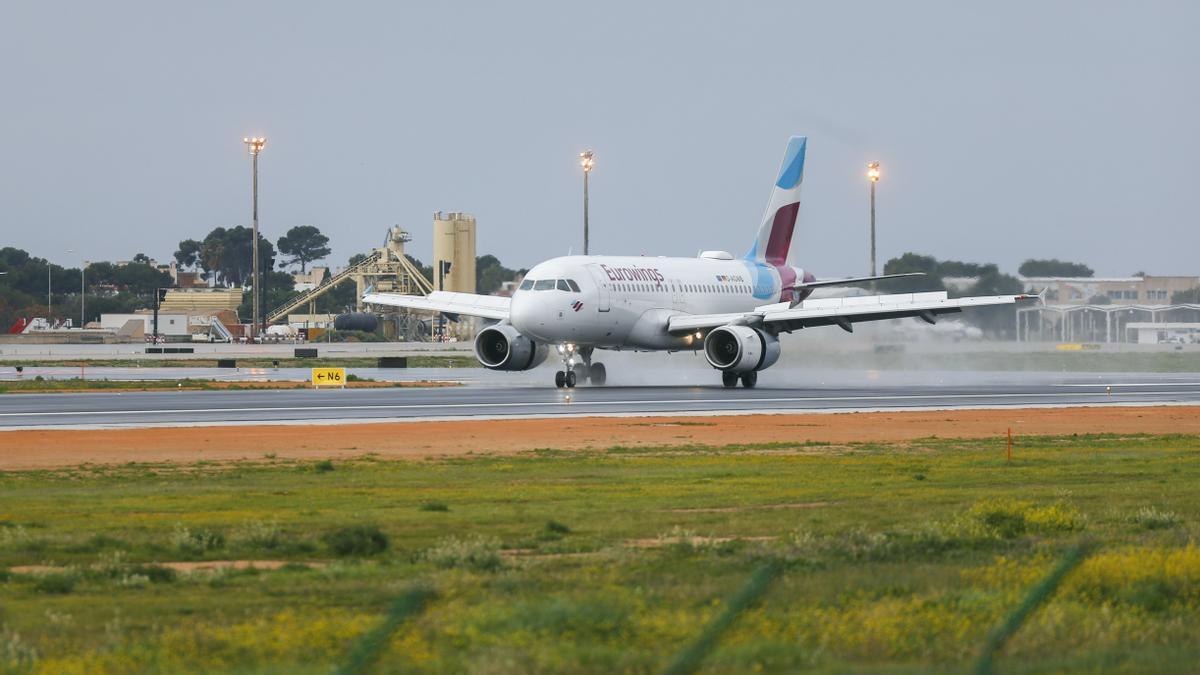 Un avión de Eurowings aterriza en Palma en una imagen de archivo.