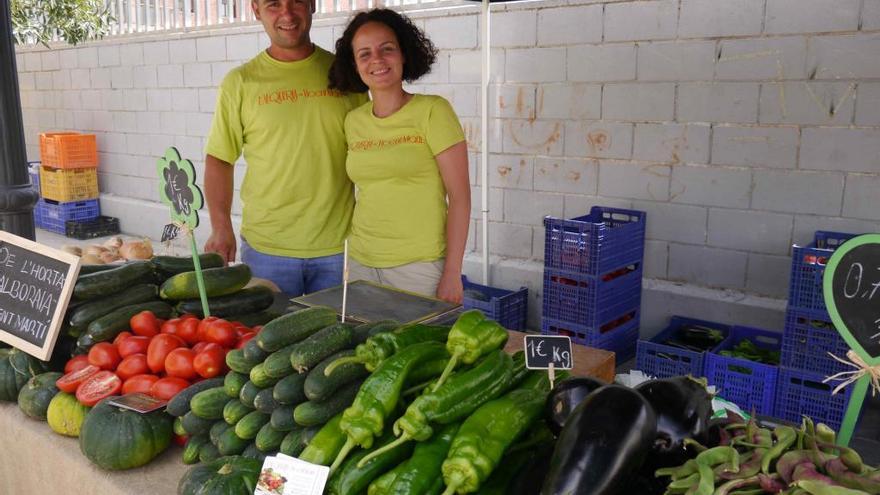 Jóvenes agricultores en un mercado de Castellar.