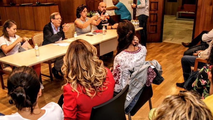 Imagen de la reunión celebrada anoche en el salón de plenos del Ayuntamiento.