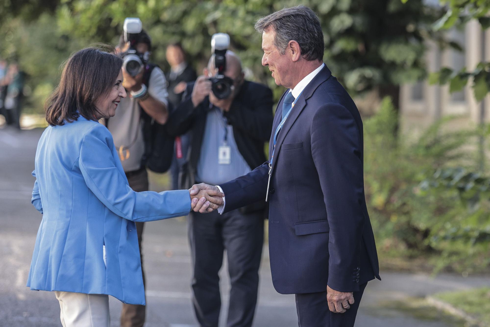 En imágenes: así fue la visita de la ministra Margarita Robles a la Fábrica de Armas de Trubia