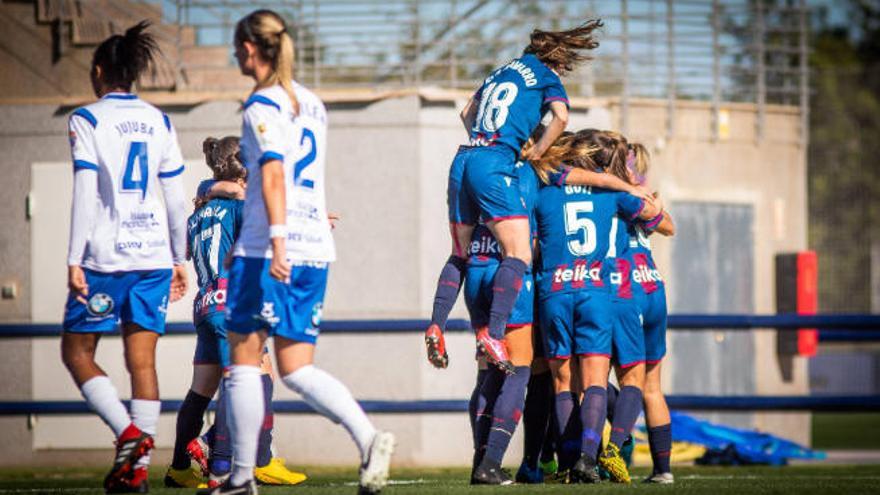 Las futbolistas granotas celebran uno de los primeros tantos del choque de ayer.