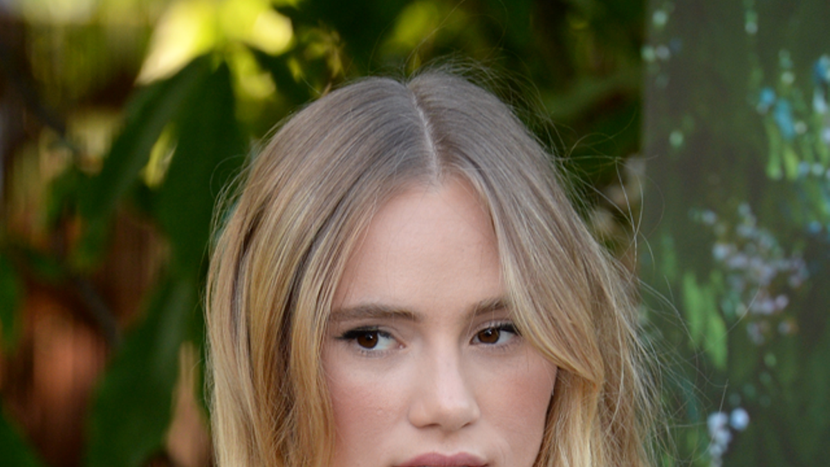 Suki Waterhouse sin sujetador