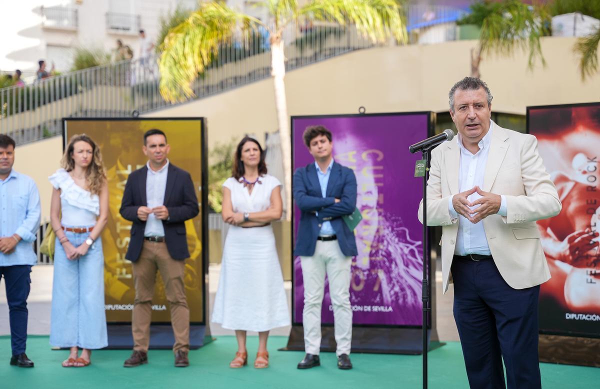 El presidente de la Diputación de Sevilla, Javier Fernández (d), junto al diputado del Área de Cultura y Ciudadanía, Casimiro Fernández (d); durante la presentación de la Agenda Cultural de la Provincia de Sevilla 2024-2025 'Di Hola a tu Cultura'. A 26 de julio e 2024, en Sevilla (Andalucía, España). El presidente de la Diputación de Sevilla, Javier Fernández, ha presentado este viernes 26, la Agenda Cultural de la Provincia de Sevilla 2024/2025 que, bajo el lema ‘Di Hola a tu Cultura’, desarrolla una amplia programación cultural con más de 1.300 actividades para toda la provincia hasta julio de 2025. 26 JULIO 2024 María José López / Europa Press 26/07/2024 / JAVIER FERNÁNDEZ;María José López