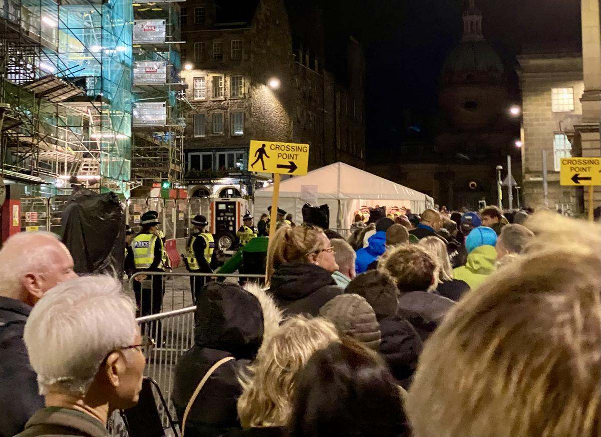 El puesto de control para revisar bolsos y mochilas antes de acceder a la catedral de Edimburgo.