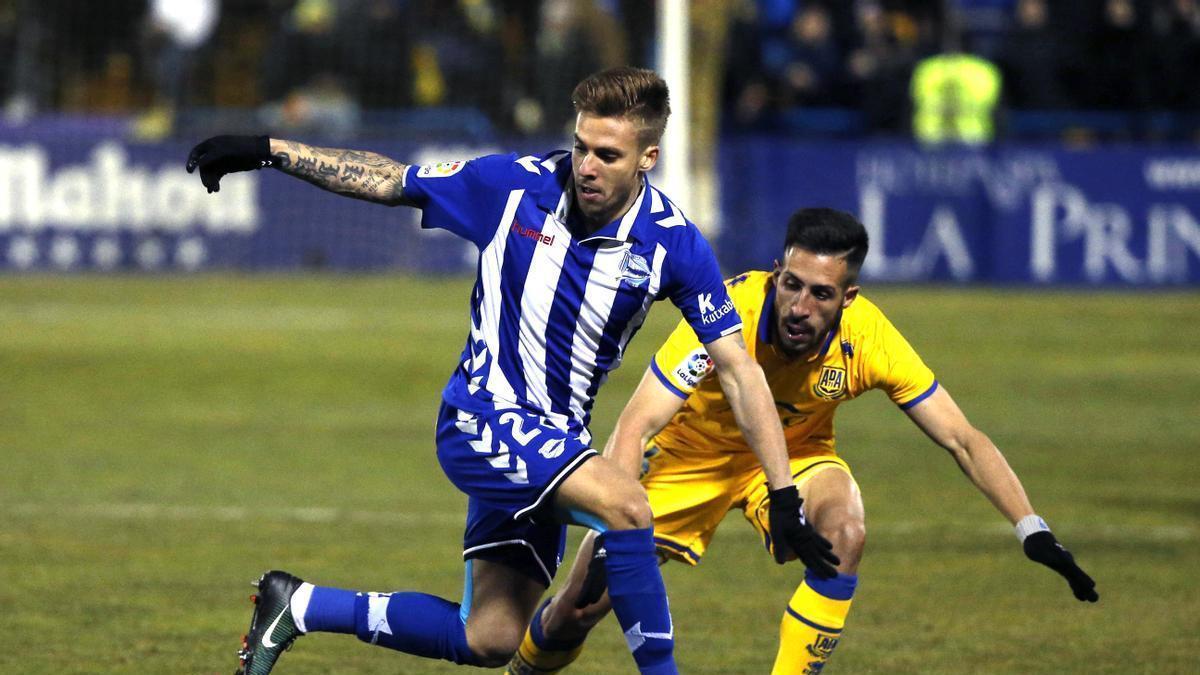 Kiko Femenía, en una imagen en su etapa del Alavés, será jugador del Villarreal CF