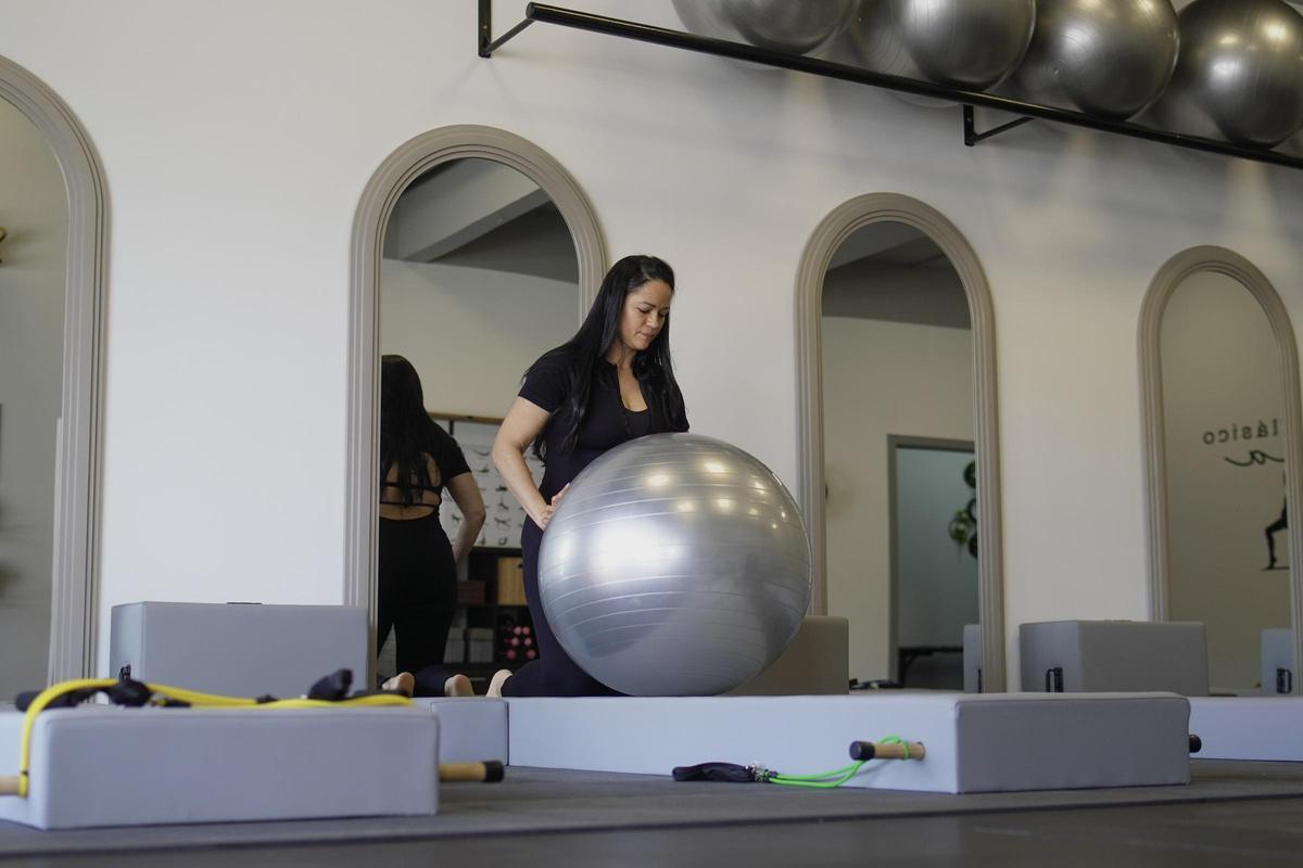Claudia Oliveira en su nuevo estudio de pilates, en Arteixo.