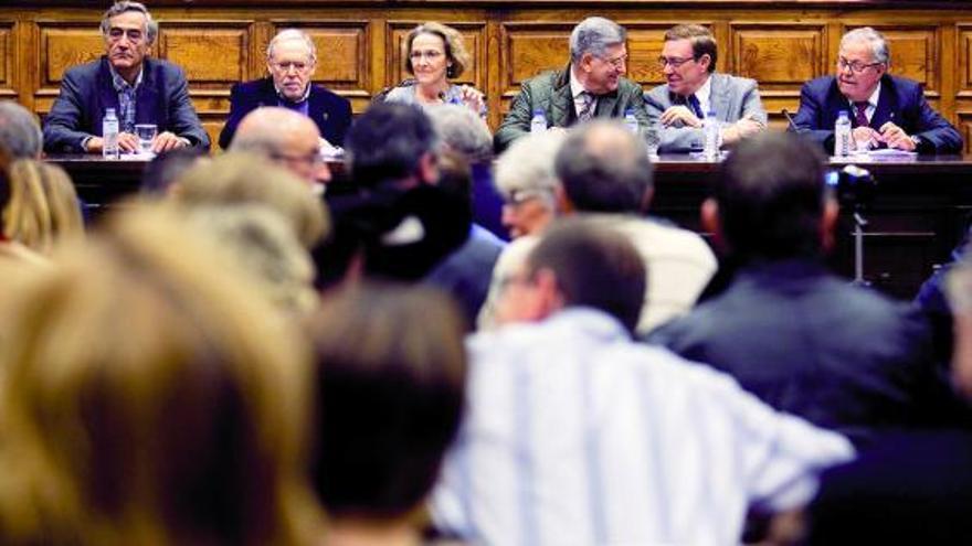 Paz Andrés, en el centro, con el resto de los ponentes que participaron, ayer, en la mesa redonda.