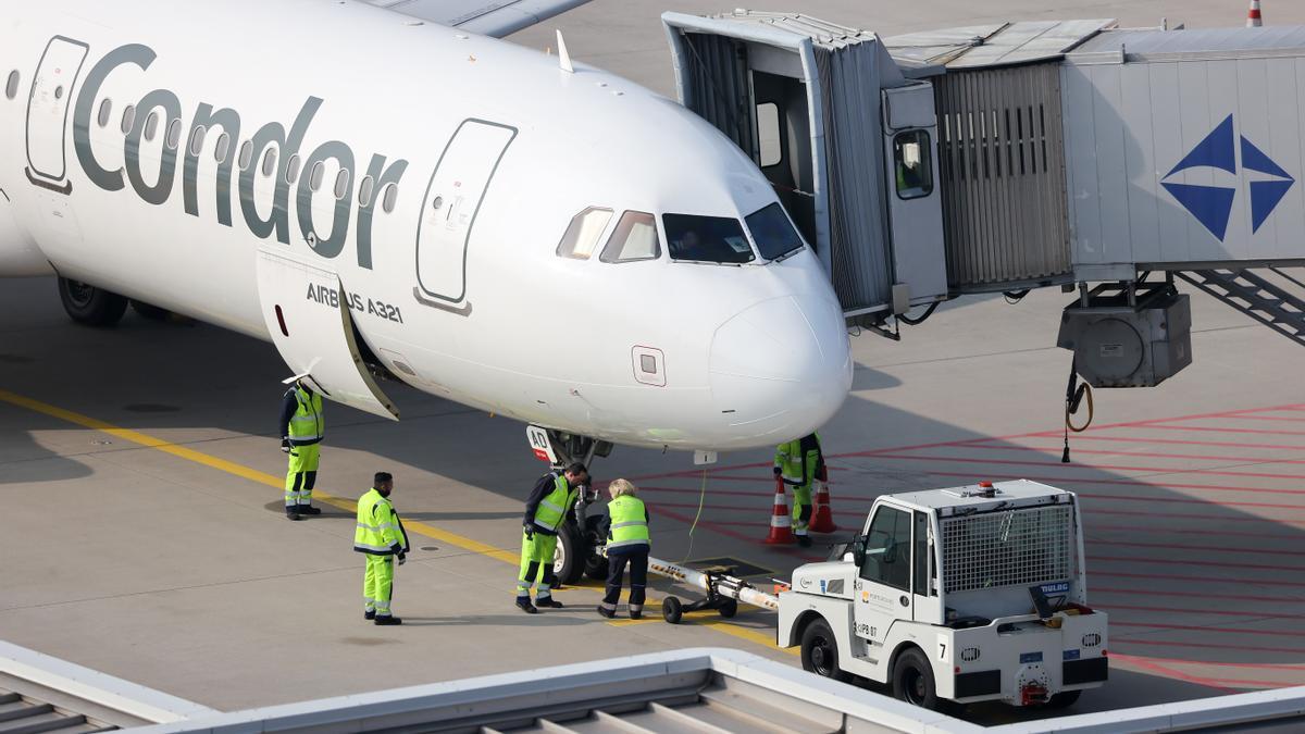 Das Bodenpersonal arbeitet am Flughafen