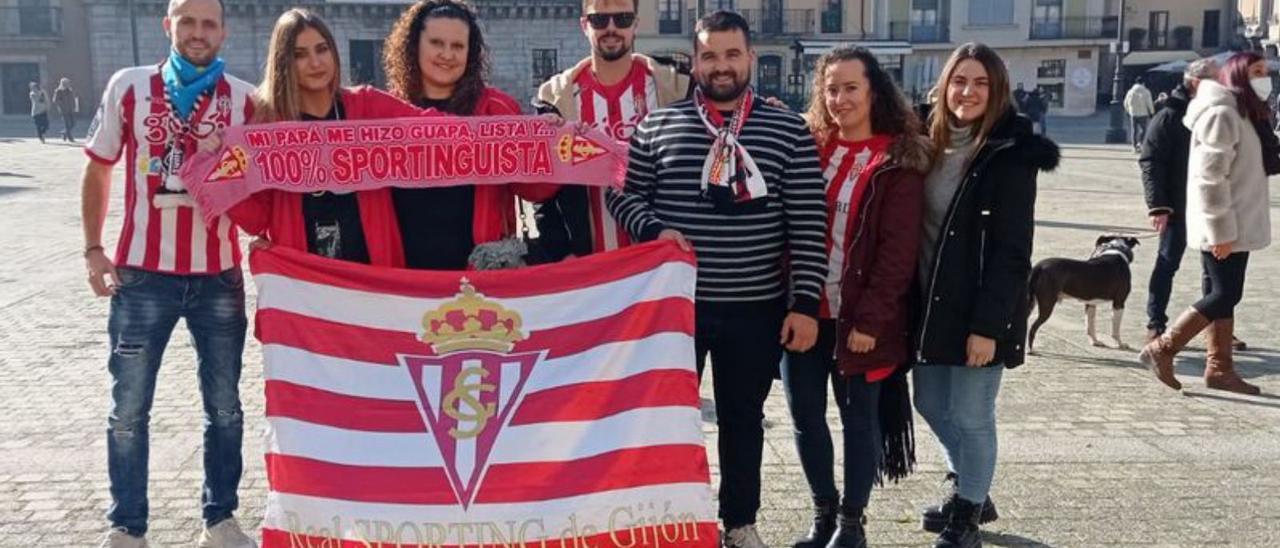 Por la izquierda, Mario Morán, Naiara González, Raquel Ferrera, Víctor Escalada, Ángel Riesco, Lara Fernández y Victoria García, ante el Ayuntamiento de Ponferrada. | LNE