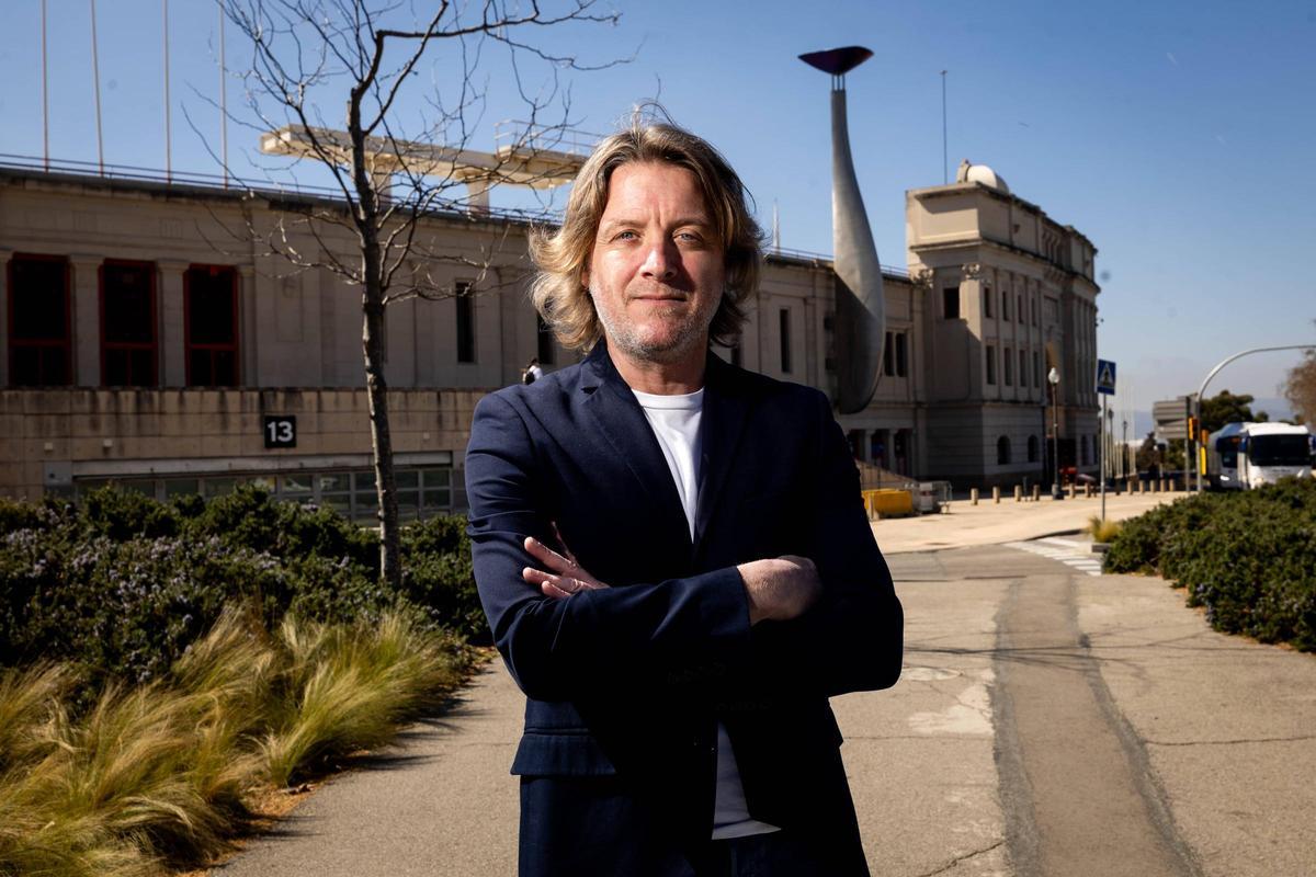 David Escudé, concejal de Deportes, posa para EL PERIÓDICO frente al Estadi Olímpic Lluís Companys.