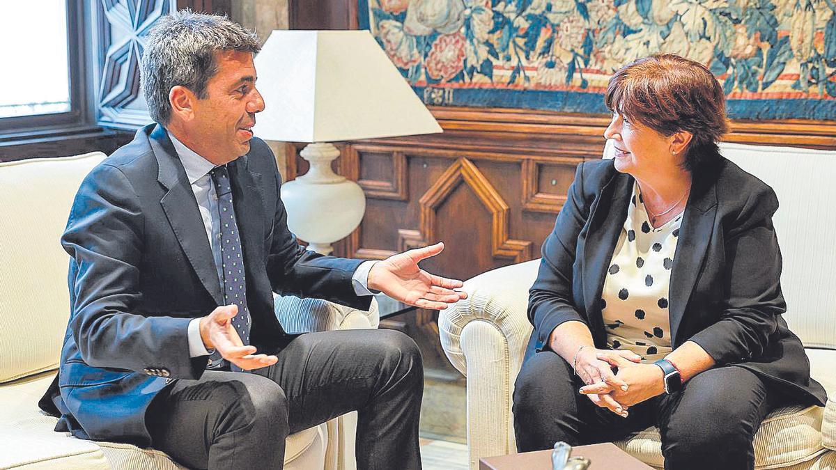 El president Mazón se reúne con la presidenta de la Acadèmia Valenciana de la Llengua, Verònica Cantó.