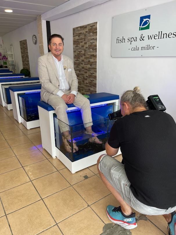 Uwe Herrmann zu Besuch in Rodrigos Fisch-Spa in Cala Millor.