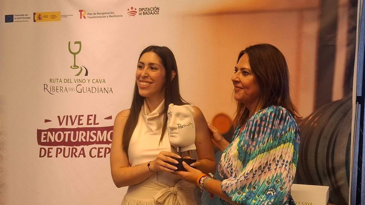 La ganadora del premio, Miriam Moreno, recoge el galardón de manos de la concejala Josefina Barragán.