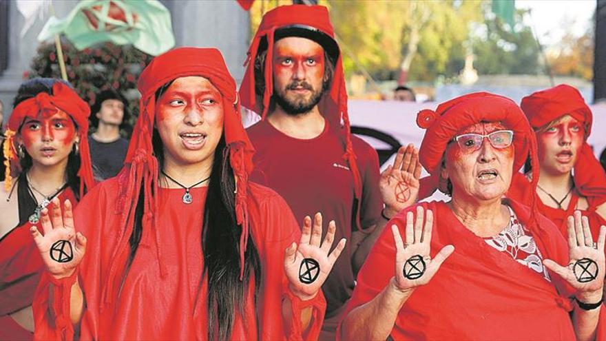 Los expertos solicitan aplicar unas ecotasas que no pesen en las familias ACTIVISTAS POR EL CLIMA PROTESTAN EN MADRID