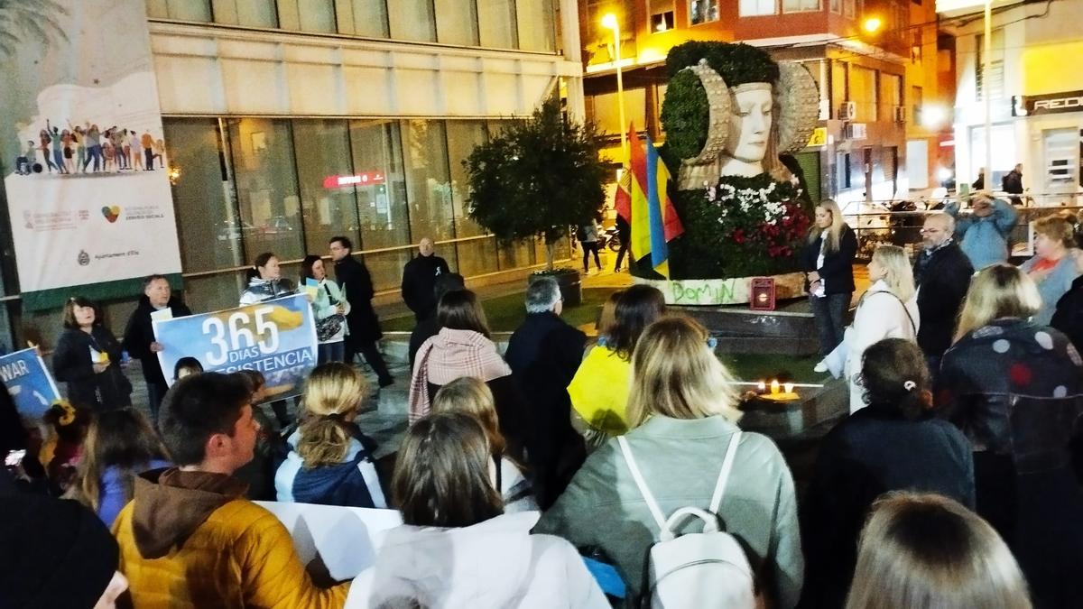 Concentración junto a la estatua de la Dama de Elche del Centro de Congresos