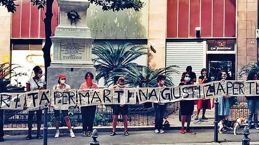 „Wahrheit für Martina, Gerechtigkeit für alle&quot; ist auf Italienisch auf Spruchbändern von Demonstranten im Fall Martina Rossi zu lesen.