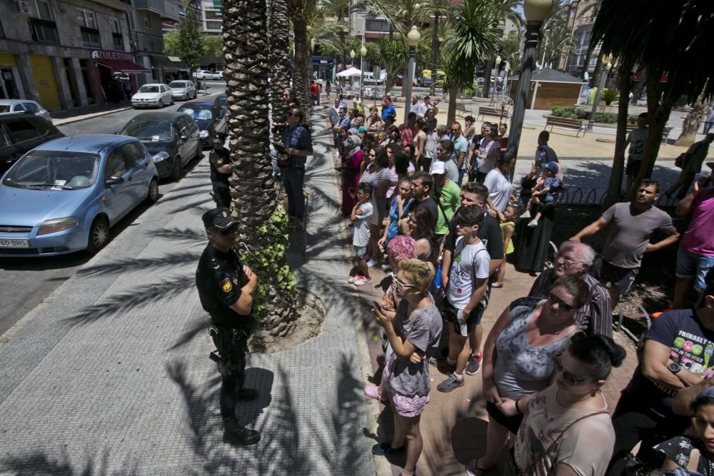 Los empleados de la funeraria proceden al traslado de los cadáveres