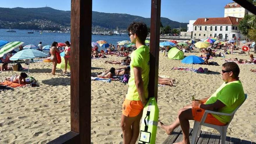 Los socorristas de la playa de Arealonga, ayer, durante las labores de vigilancia. // FdV