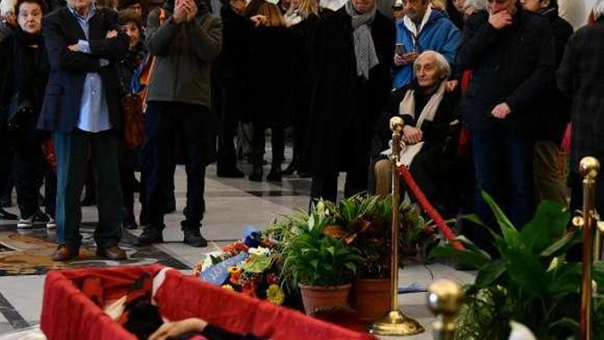 Imagen de la capilla ardiente de Bertolucci, ayer, en Roma.