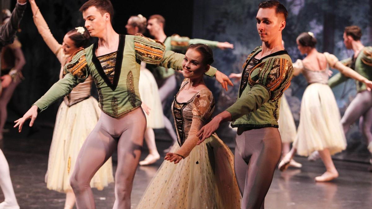 Imagen de archivo de una representación del &quot;Lago de los Cisnes&quot; en el Gran Teatre de Xàtiva.