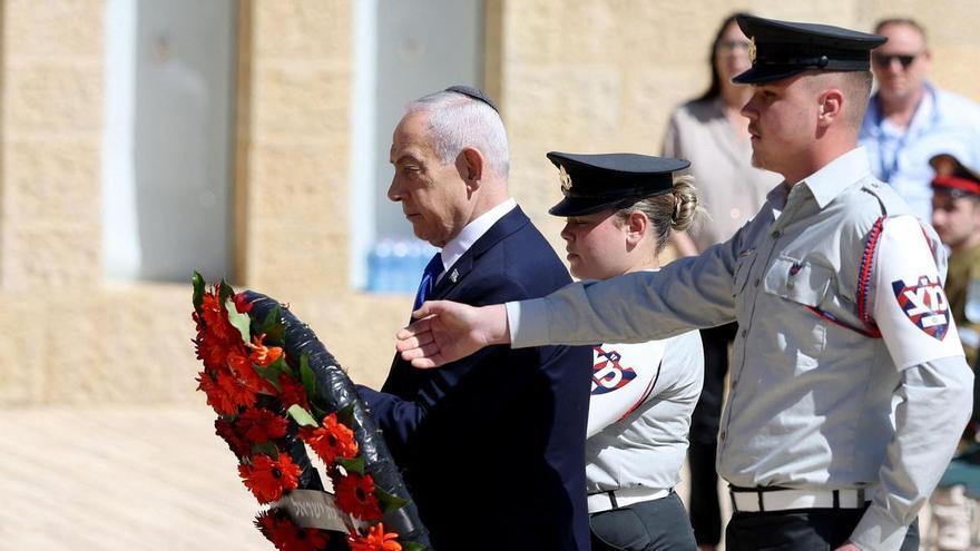 Netanyahu y Herzog participan en la ofrenda floral en Yad Vashem por el Día del Recuerdo del Holocausto