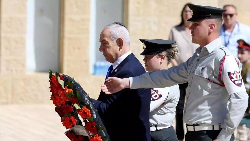 Netanyahu y Herzog participan en la ofrenda floral en Yad Vashem por el Día del Recuerdo del Holocausto