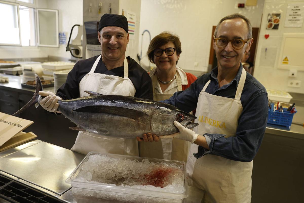 El "campanu del mar", marmitaco solidario en la Cocina Económica