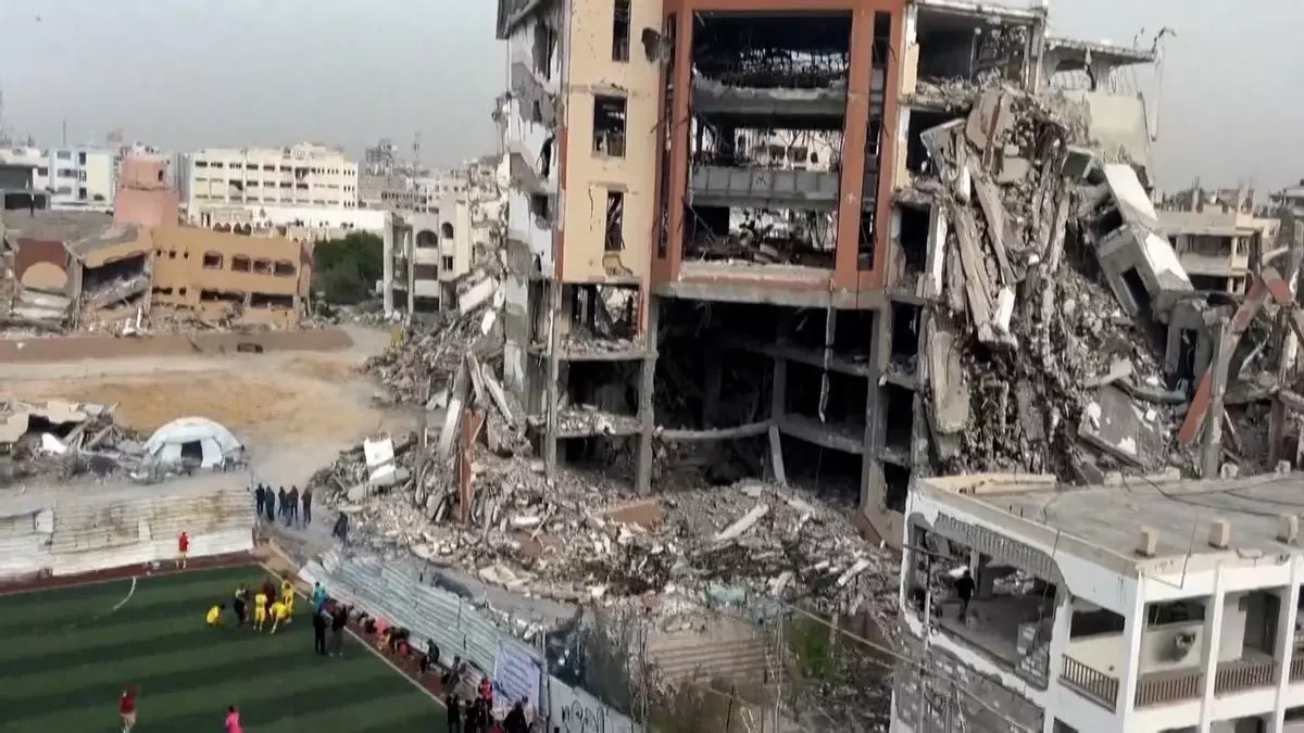 La Franja de Gaza celebra un partido de fútbol amistoso en medio de la destrucción