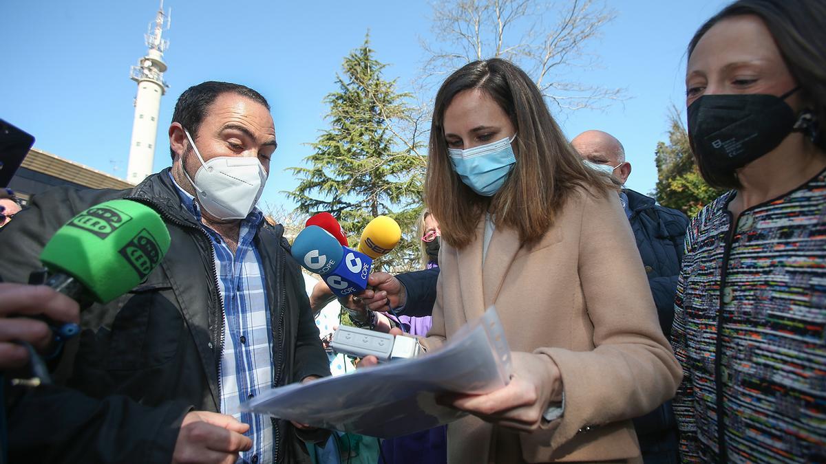 Diego González, junto a Ione Belarra y a la consejera de Derechos Sociales y Bienestar, Melania Álvarez.