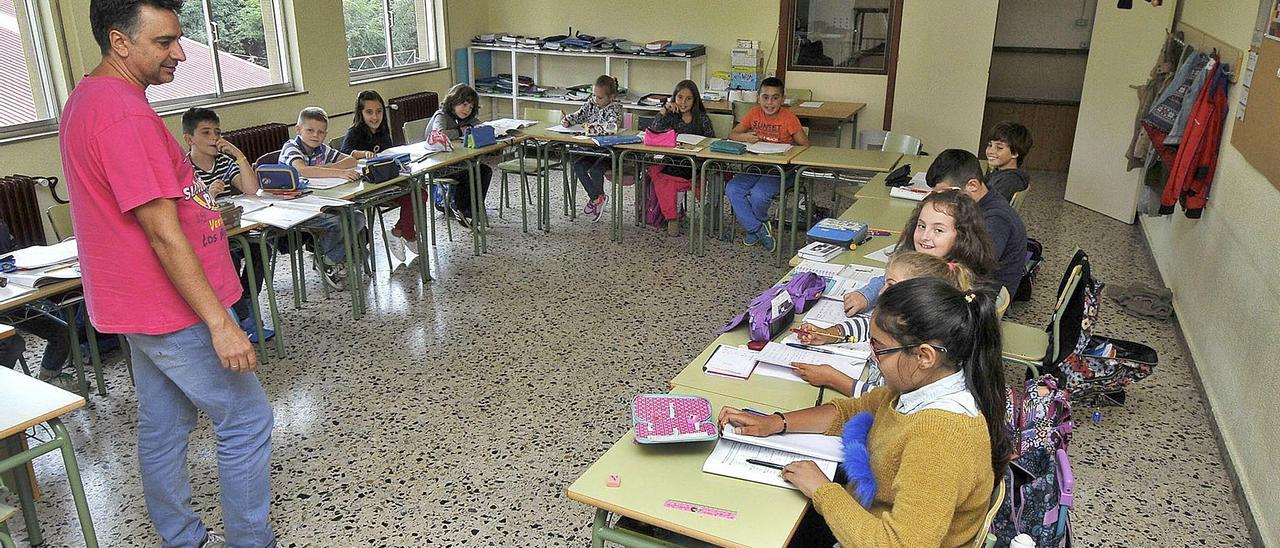 Na semeya, un grupu d’escolinos na clas  d’Asturianu en L’Entregu . Lne