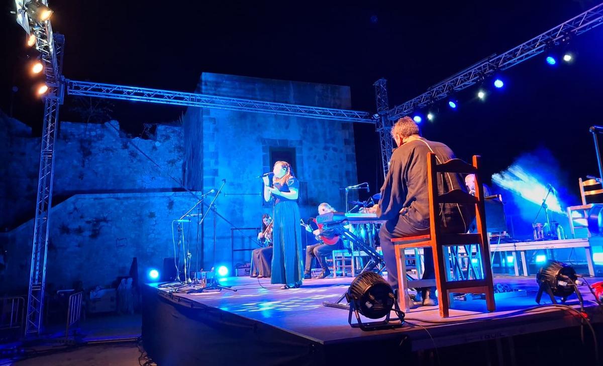 Luar Na Lubre actuó por primera vez en Dénia y sus músicos se declararon maravillados por la belleza e historia del castillo y la ciudad