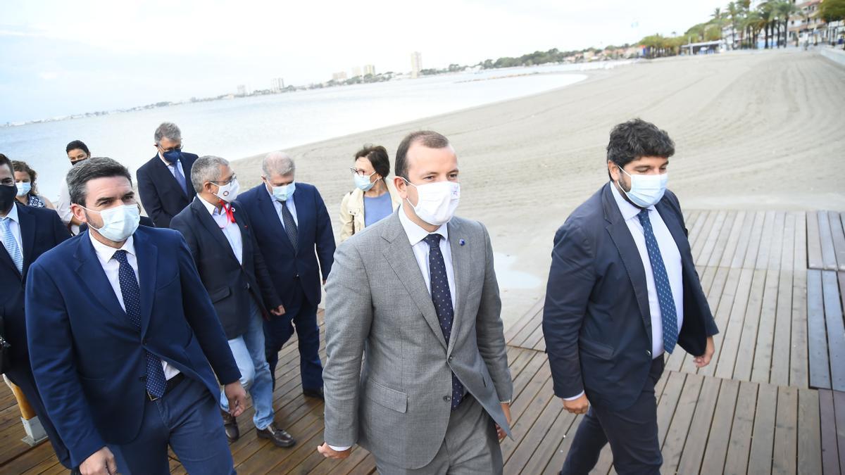 López Miras, junto comisario europeo, el consejero de Agricultura, el secretario de Estado y el delegado del Gobierno.