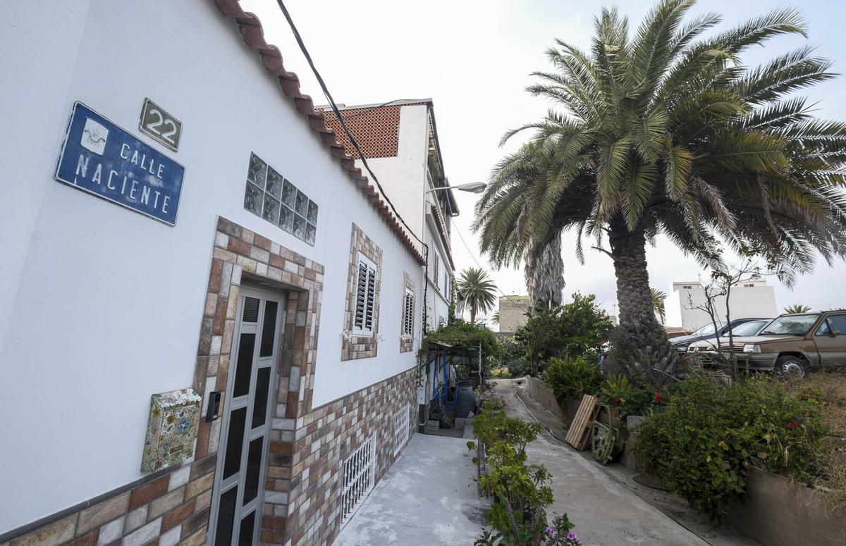 Placa de la calle Naciente, en el barrio de Las Perreras