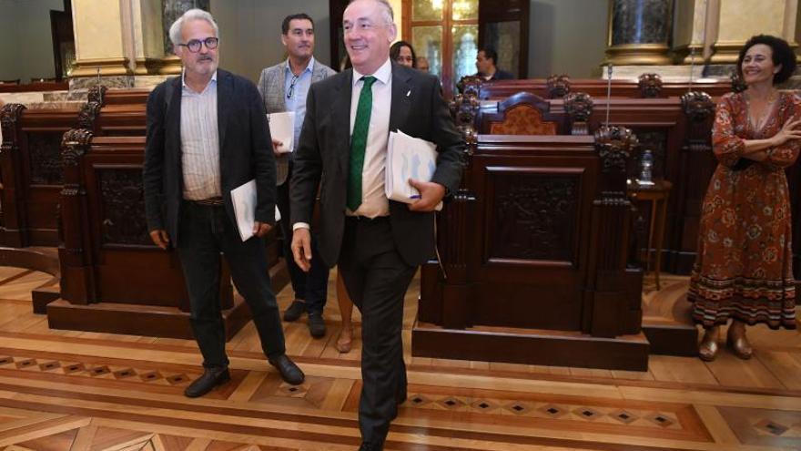 El pleno de este jueves supuso la vueltade Miguel Lorenzo, el presidente del PP local y candidato a la Alcaldía, que se incorporó como edil y portavoz. Ya había sido concejal entre 2007 y 2019. También la salida la concejala de Marea Claudia Delso, que hizo balance de más de siete años en el Gobierno y la oposición.  | // CARLOS PARDELLAS