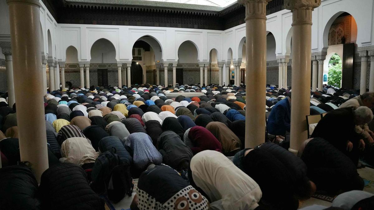 Rezo en la Gran Mezquita de París durante la celebración de la Fiesta del Sacrificio, el pasado 16 de junio.
