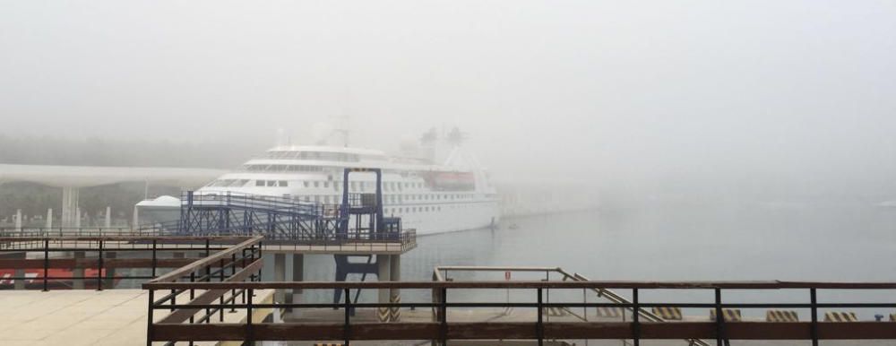 La niebla cubre Málaga.