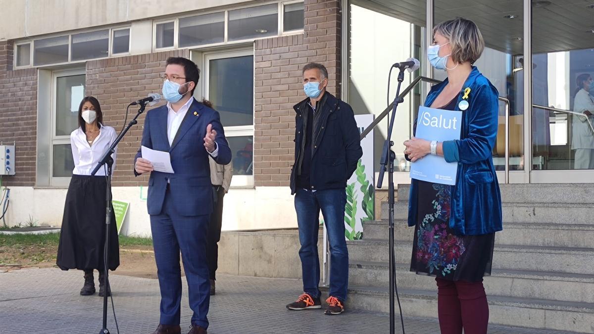 Aragonès ante el hospital Germans Trias i Pujol (Badalona) junto a la consellera Alba Vergés