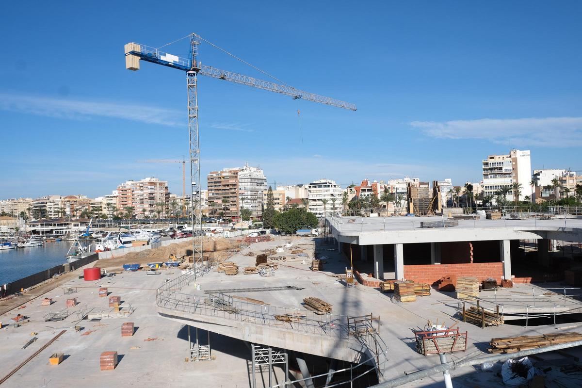 Panorámica de los principales edificios de la zona de ocio en el puerto de Torrevieja (noviembre 2024)